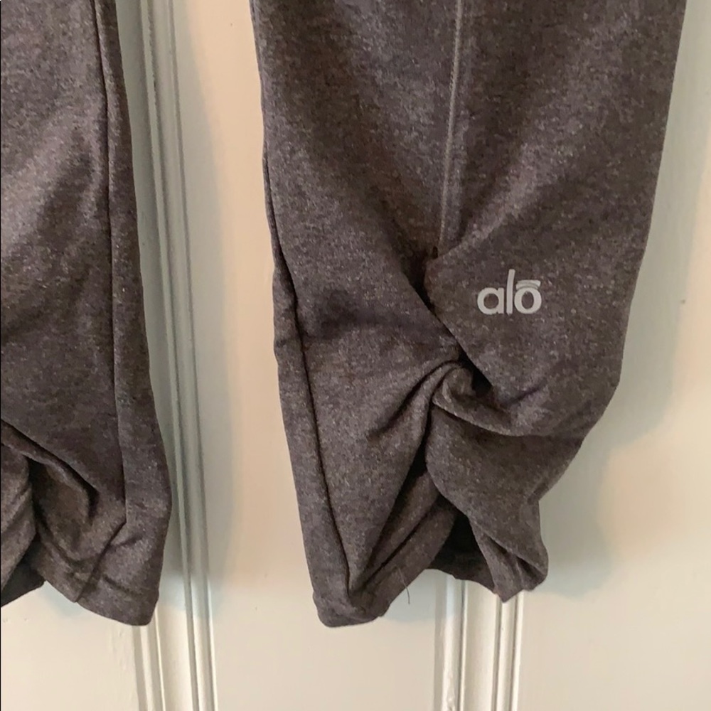 ALO Yoga Gray Capri Leggings w Ruching (S) - Picture 3 of 4